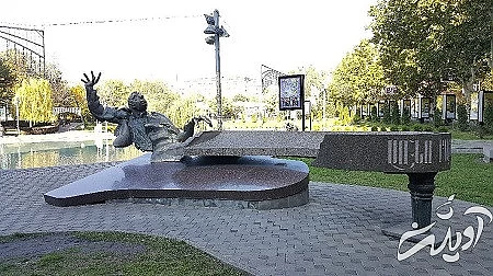 مجسمه آرنو باباجانیان در کنار دریاچه قو ایروان  دریاچه قو ایروان , افسانه دریاچه قو , عکس های دریاچه قو